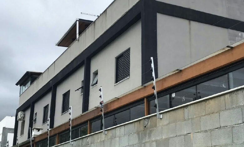 Fachadas modernas dispensam grades tradicionais e priorizam segurança invisível em 2026
