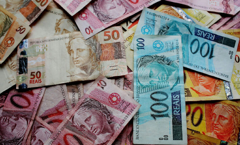 Orçamento enviado ao Congresso projeta salário mínimo de R$ 1.741 para 2027