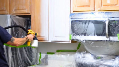 Renovação de armários com pintura spray transforma cozinhas sem necessidade de reforma