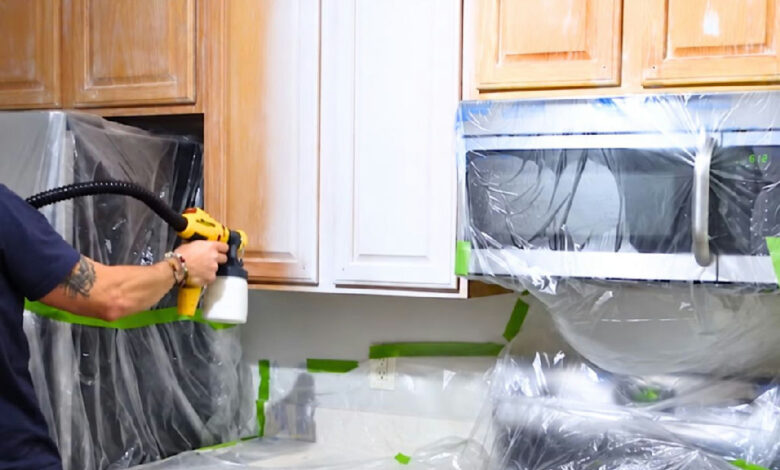 Renovação de armários com pintura spray transforma cozinhas sem necessidade de reforma