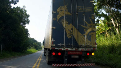 Sinal de alerta nas estradas: o código da seta à esquerda entre caminhoneiros em rodovias simples