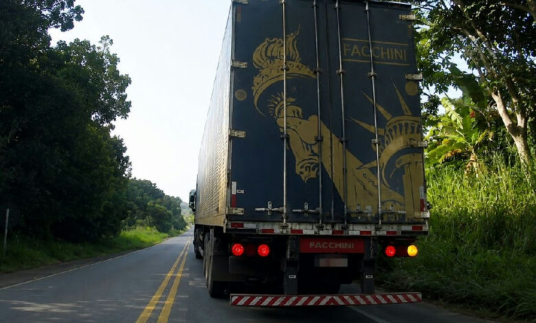 Sinal de alerta nas estradas: o código da seta à esquerda entre caminhoneiros em rodovias simples