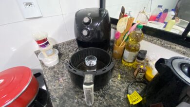 Desvende o truque do copo de água na airfryer: segredos para uma limpeza eficaz e sem odores