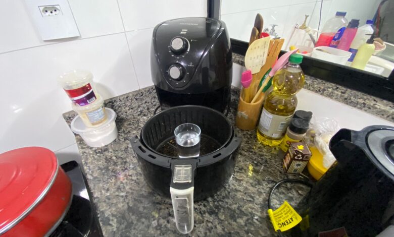Desvende o truque do copo de água na airfryer: segredos para uma limpeza eficaz e sem odores