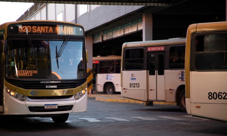 Tarifa zero no transporte público debate inclusão e meio ambiente.