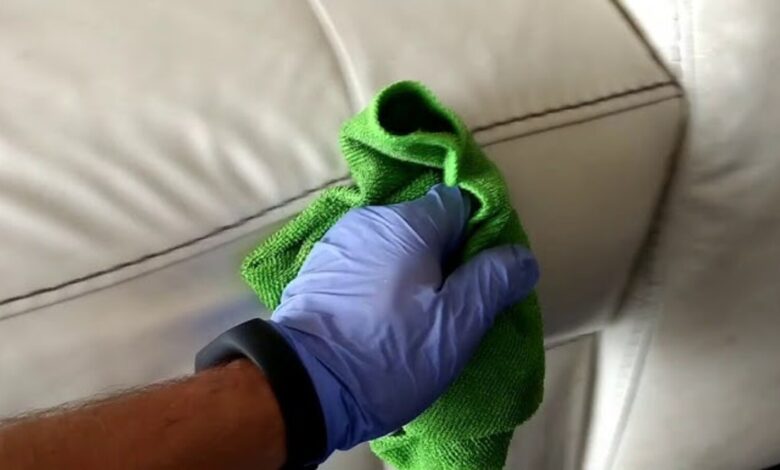 Como remover manchas de caneta do sofá com método caseiro eficiente