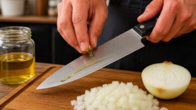 Corte de cebola sem ardência: o truque dos chefs que usa óleo na faca