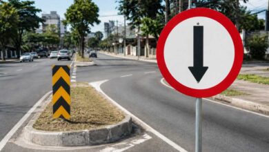 Placa de trânsito com seta para baixo: entenda a passagem obrigatória e evite infrações