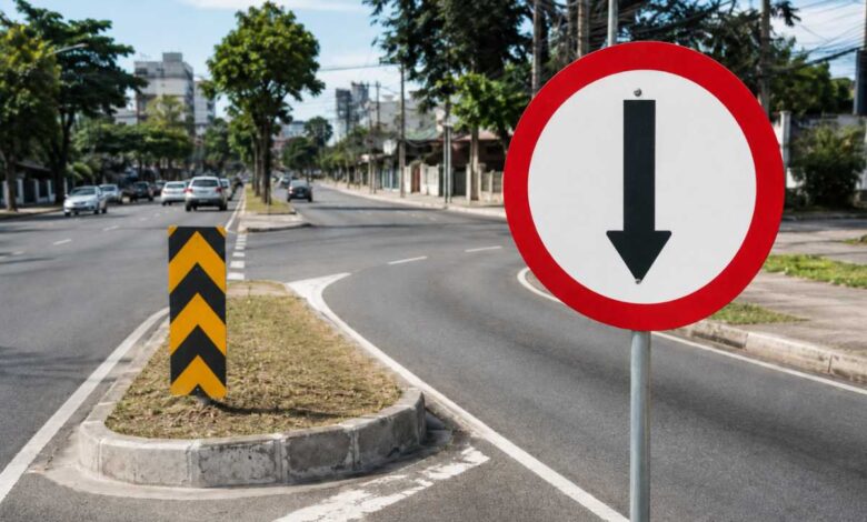 Placa de trânsito com seta para baixo: entenda a passagem obrigatória e evite infrações