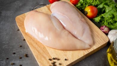 Frango branco ou amarelo: entenda o que a cor da carne revela sobre o alimento