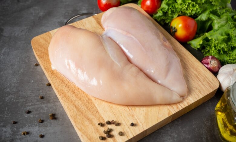 Frango branco ou amarelo: entenda o que a cor da carne revela sobre o alimento