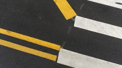 Sinalização viária: entenda a crucial diferença entre linhas brancas e amarelas nas rodovias