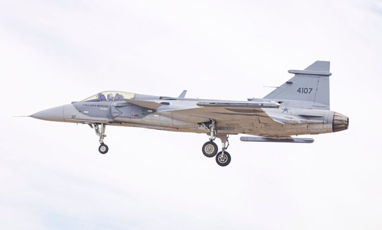 Gripen brasileiro lidera treinamento inédito da FAB em Goiás para defesa nacional