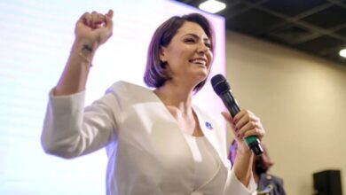Michelle Bolsonaro se distancia de crise de Flávio e foca em cuidados com o marido