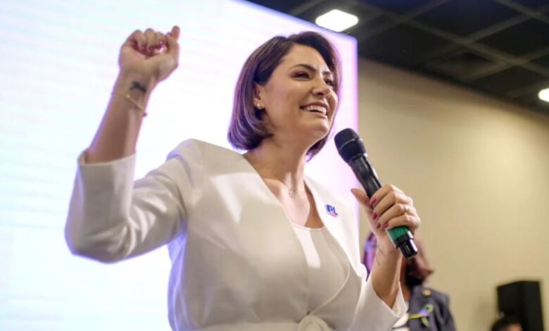 Michelle Bolsonaro se distancia de crise de Flávio e foca em cuidados com o marido
