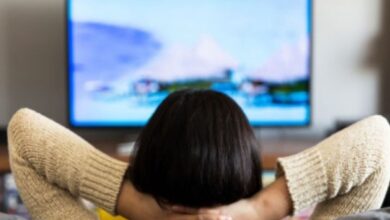Comer diante da TV: o que a psicologia revela sobre esse hábito comum