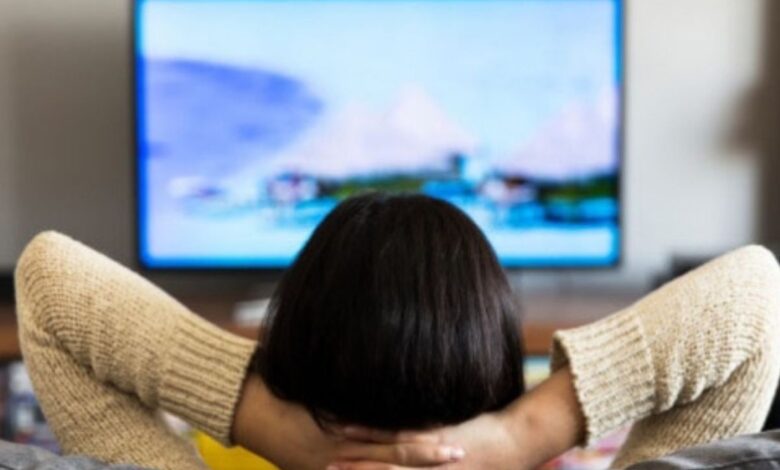 Comer diante da TV: o que a psicologia revela sobre esse hábito comum