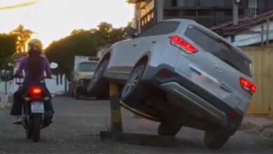 Carro suspenso em balizador no Centro Histórico de Pirenópolis gera debate