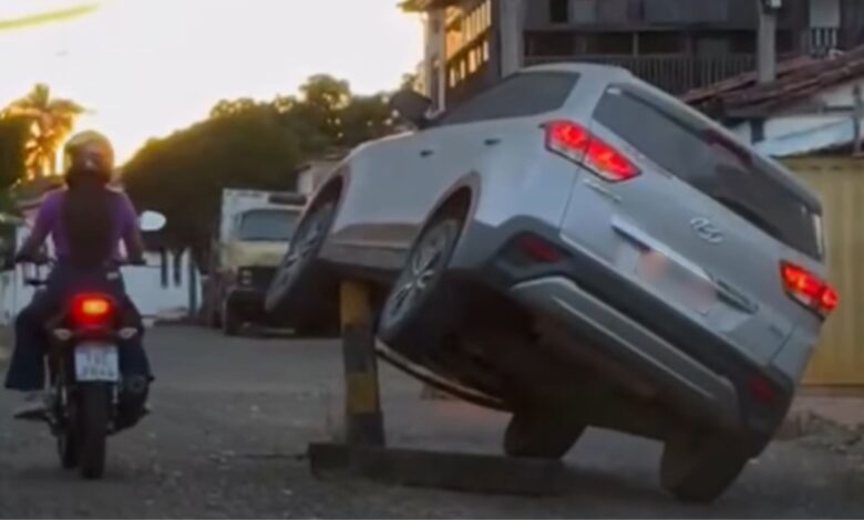 Carro suspenso em balizador no Centro Histórico de Pirenópolis gera debate