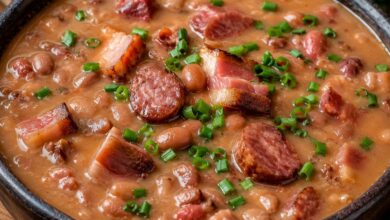 Bacon e calabresa incrementam caldo de feijão em receita econômica para enfrentar o frio