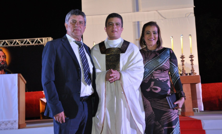 Médico goiano troca consultório pelo altar e revela que alegria interior supera status financeiro