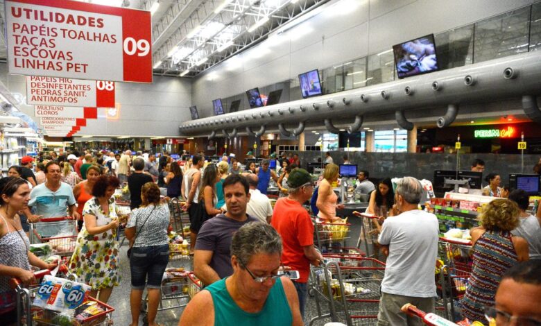 Jornada de trabalho: supermercados lideram transição para escala 5x2 no Brasil
