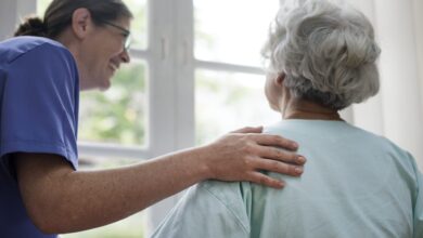 Apoio domiciliar para idosos pode ser solicitado gratuitamente em diversas cidades brasileiras