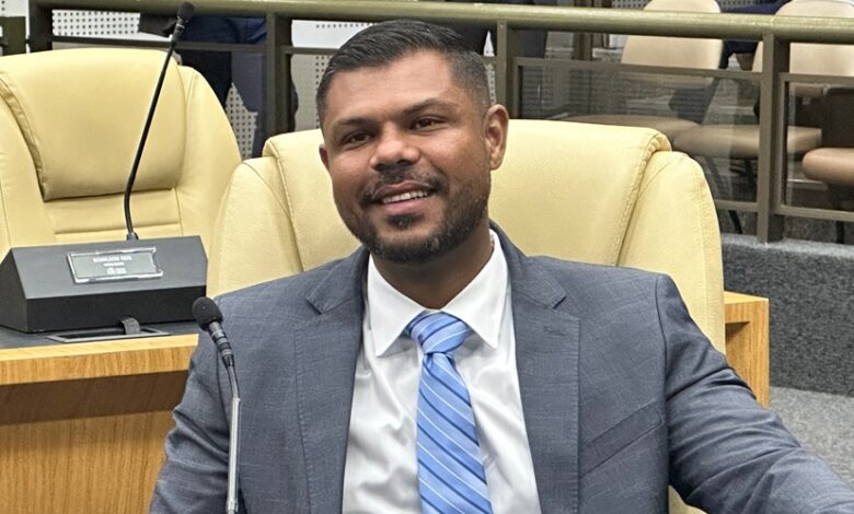 Projeto de Romário Policarpo que isenta recém-formados do ISS avança na Câmara de Goiânia