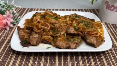 Bife acebolado suculento: o truque de chef para preparar em menos de 5 minutos