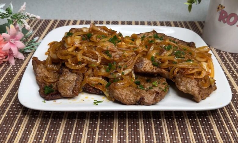 Bife acebolado suculento: o truque de chef para preparar em menos de 5 minutos