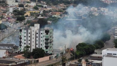 Fumaça densa de incêndio em lote baldio assusta moradores na região central de Anápolis