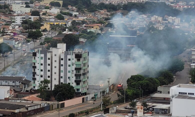 Fumaça densa de incêndio em lote baldio assusta moradores na região central de Anápolis