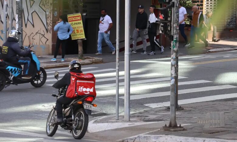 Entregador de aplicativo: a realidade por trás dos ganhos que podem superar R$ 7 mil