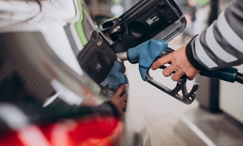 A regra dos 70% que frentistas usam para escolher entre gasolina e álcool