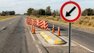 A seta diagonal em placas de trânsito indica passagem obrigatória.