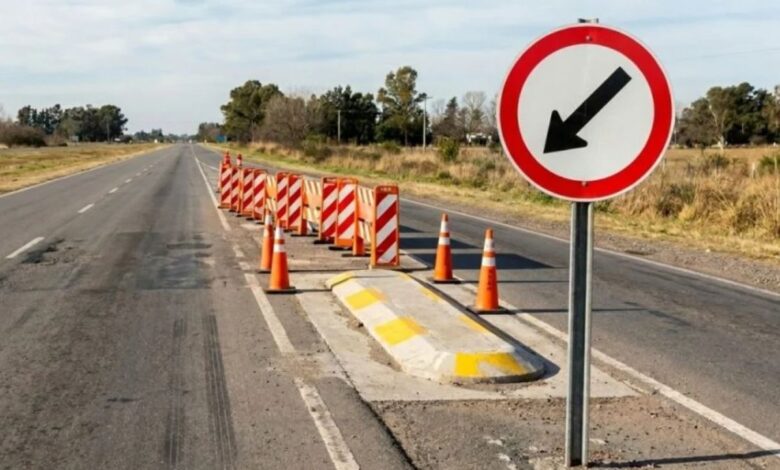 A seta diagonal em placas de trânsito indica passagem obrigatória.