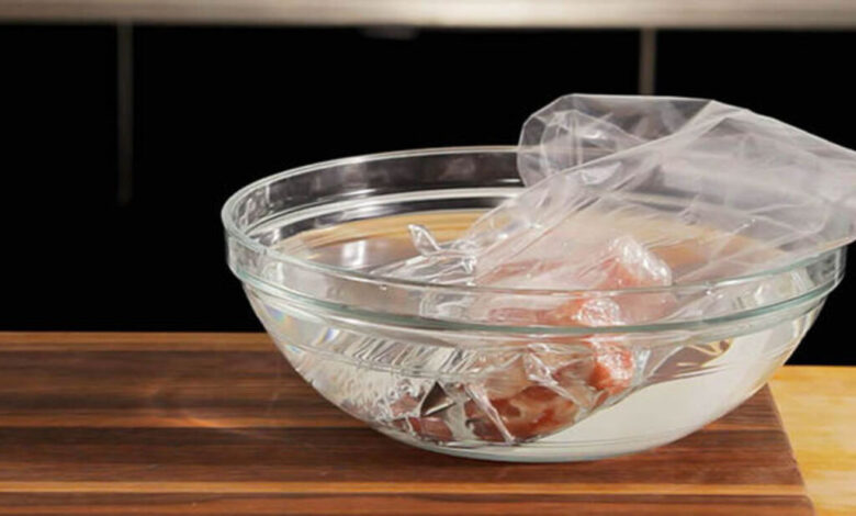 Segredos das cozinheiras raiz: como descongelar carne sem micro-ondas e manter a suculência