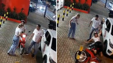 Vendedora viraliza nas redes após queda inesperada de motocicleta em Itaberaí