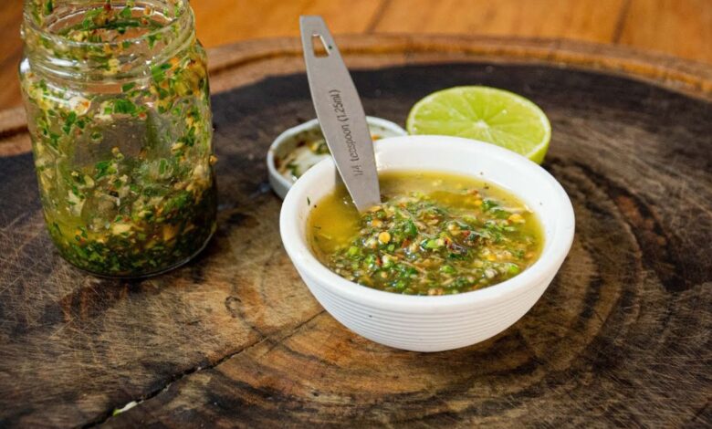 Além do sal grosso: o molho chimichurri que eleva o sabor do churrasco caseiro