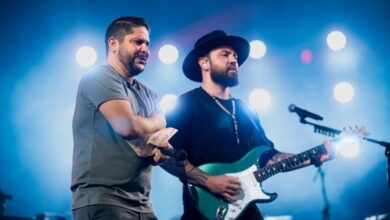 Jorge, da dupla Jorge e Mateus, é flagrado cantando alto em casa; esposa brinca sobre saudade dos palcos