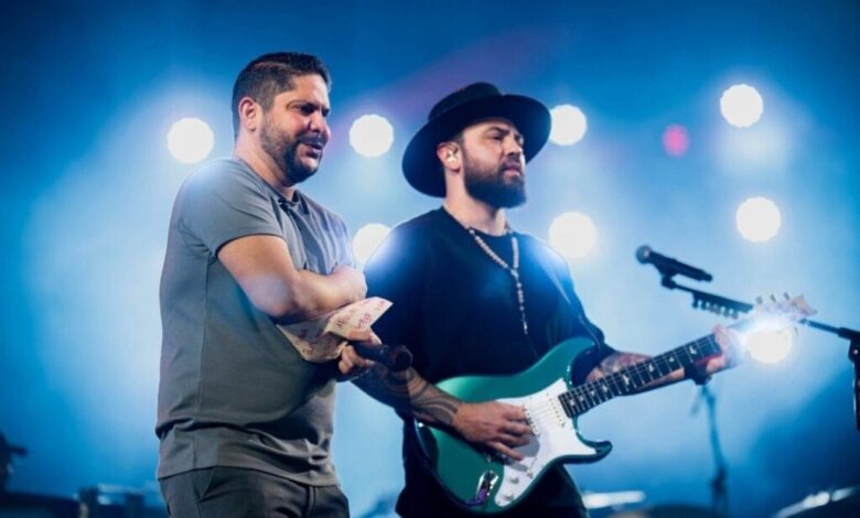 Jorge, da dupla Jorge e Mateus, é flagrado cantando alto em casa; esposa brinca sobre saudade dos palcos