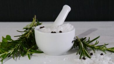 Sal grosso com alecrim: entenda o uso doméstico além da culinária