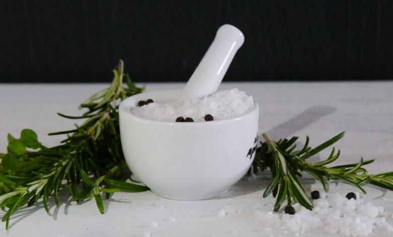 Sal grosso com alecrim: entenda o uso doméstico além da culinária