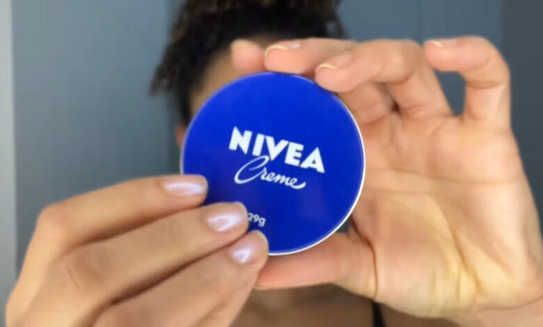 Creme Nivea da lata azul: a versatilidade do clássico que transcende a hidratação