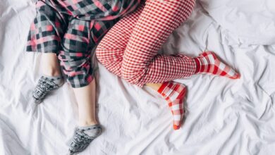 Dormir de meias: o que a psicologia revela sobre esse hábito noturno