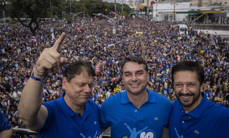 Flávio Bolsonaro declara 'guerra espiritual' na Marcha para Jesus e prevê 'expulsão do mal' do governo