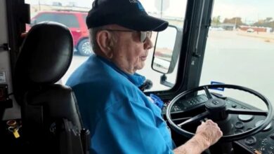 Motorista de ônibus de 95 anos, o mais velho do mundo, segue ativo e inspira com sua paixão pelo trabalho