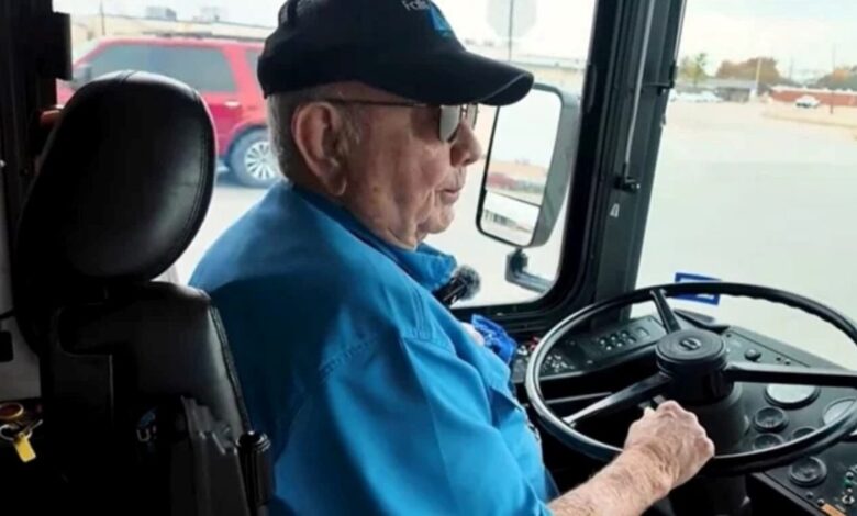 Motorista de ônibus de 95 anos, o mais velho do mundo, segue ativo e inspira com sua paixão pelo trabalho