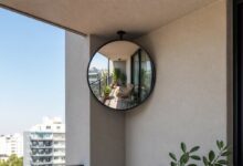 O segredo do espelho na varanda: como um detalhe simples otimiza luz e espaço em ambientes compactos
