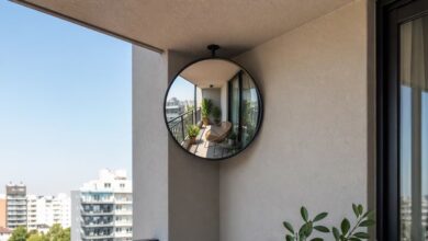 O segredo do espelho na varanda: como um detalhe simples otimiza luz e espaço em ambientes compactos